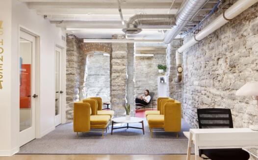 青島翻譯公司100平現(xiàn)代簡約辦公室裝修效果圖