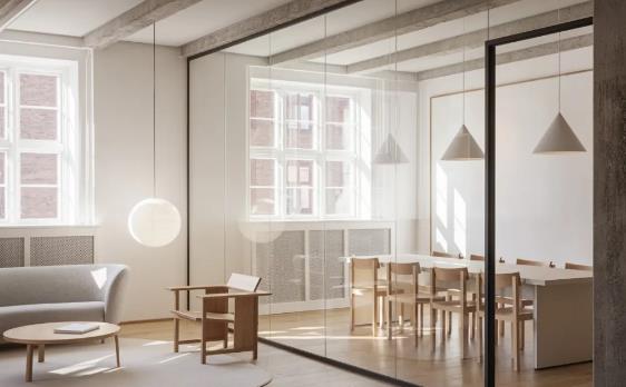 青島網(wǎng)店代運(yùn)營公司北歐極簡辦公室裝修設(shè)計(jì)圖片欣賞